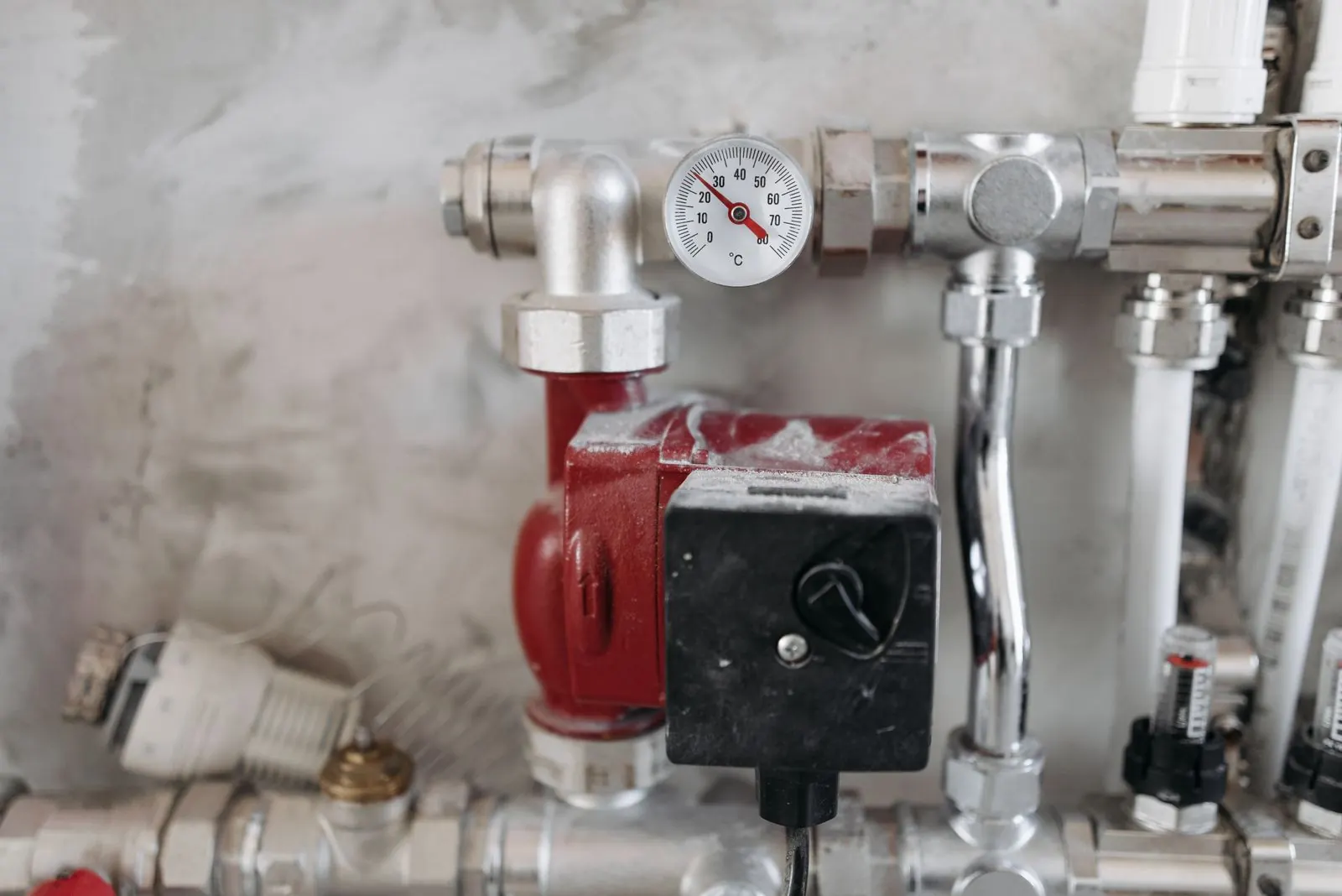 Hydronic manifold with temperature gauge and control valve
